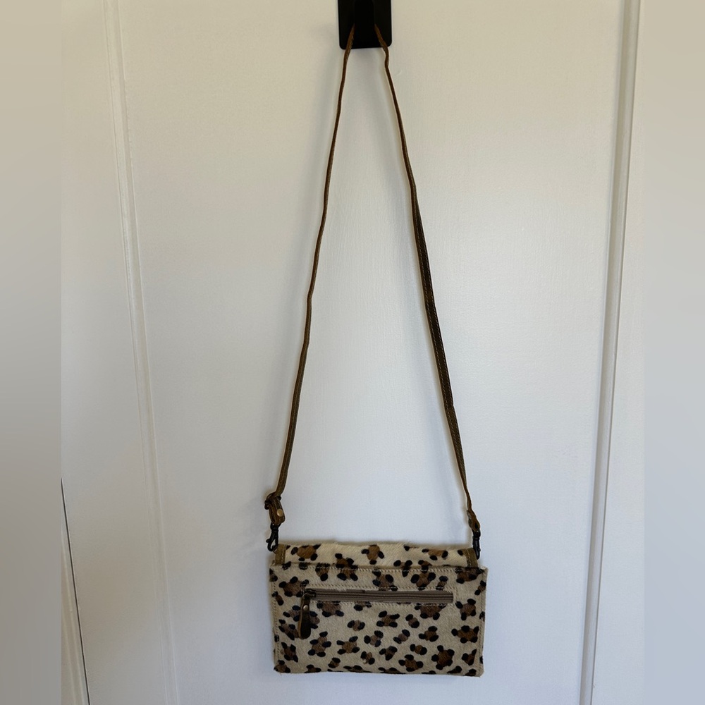 Mayra small crossbody leopard print.